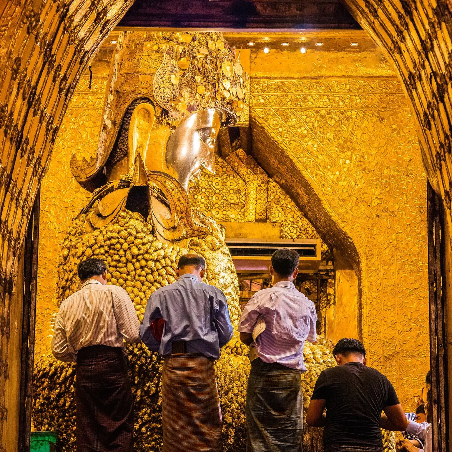 Vor der meistverehrten Buddha-Statue Myanmars